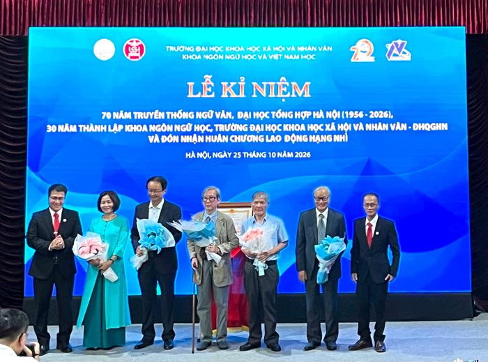 Đại diện lãnh đạo khoa ngôn ngữ học và Việt Nam học tri ân các thế hệ cán bộ, giảng viên. Ảnh: Lê Nguyễn 