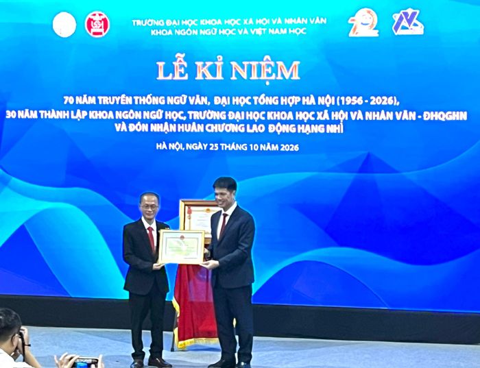 Trao Bằng khen của Bộ trưởng Bộ Giáo dục và Đào tạo tặng khoa ngôn ngữ học và Việt Nam học. Ảnh: Lê Nguyễn 