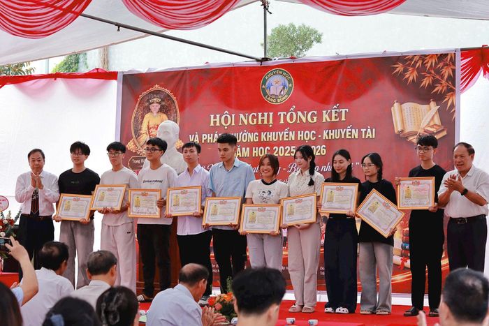 Chi hội Khuyến học Làng Bùng khen thưởng học sinh đạt thành tích cao trong học tập. Ảnh: Nguyễn Mai