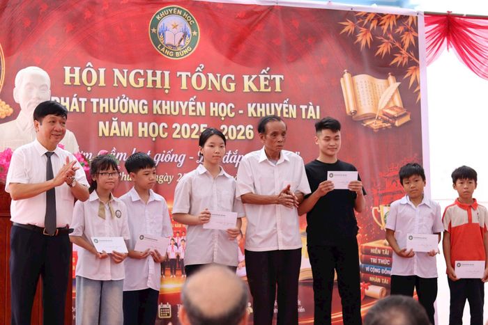 Chi hội Khuyến học Làng Bùng trao học bổng cho 6 học sinh có hoàn cảnh gia đình đặc biệt khó khăn nhưng có tinh thần vượt khó vươn lên. Ảnh: Nguyễn Mai