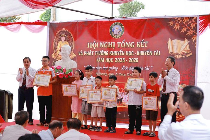 Chi hội Khuyến học Làng Bùng khen thưởng học sinh đạt thành tích cao trong học tập. Ảnh: Nguyễn Mai