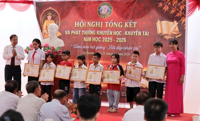 Chi hội Khuyến học Làng Bùng khen thưởng học sinh đạt thành tích cao trong học tập. Ảnh: Nguyễn Mai