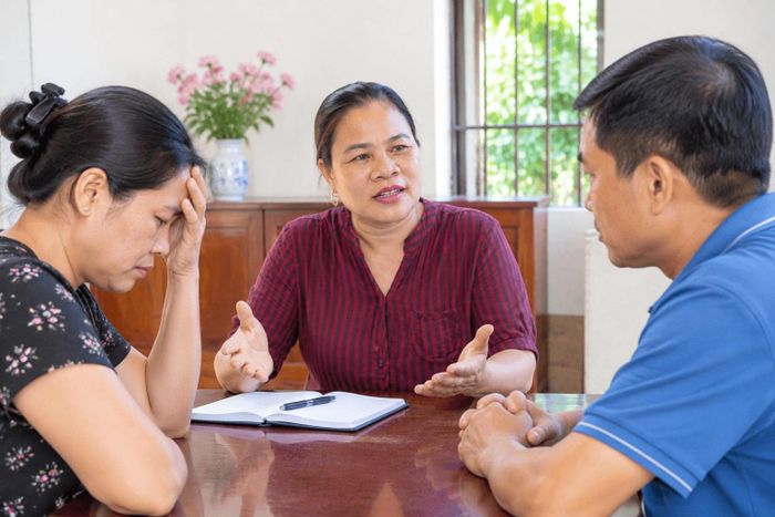 Bà Phùng Thị Vinh hóa giải mâu thuẫn cho hai vợ chồng trên địa bàn. Ảnh minh họa.