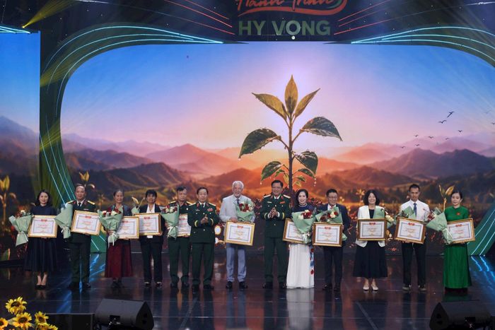 Tri ân các cá nhân, tập thể có nhiều đóng góp, hỗ trợ thiết thực cho nạn nhân chất độc da cam/dioxin. Ảnh: Hiếu. Nguyễn