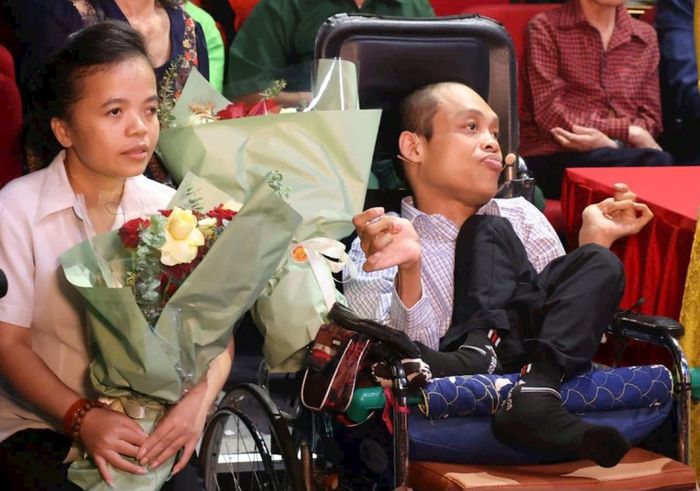 Chị Đỗ Thị Hằng (trái) trong một chương trình tôn vinh nạn nhân da cam có nghị lực vươn lên nghịch cảnh. Ảnh: Hiếu Nguyễn