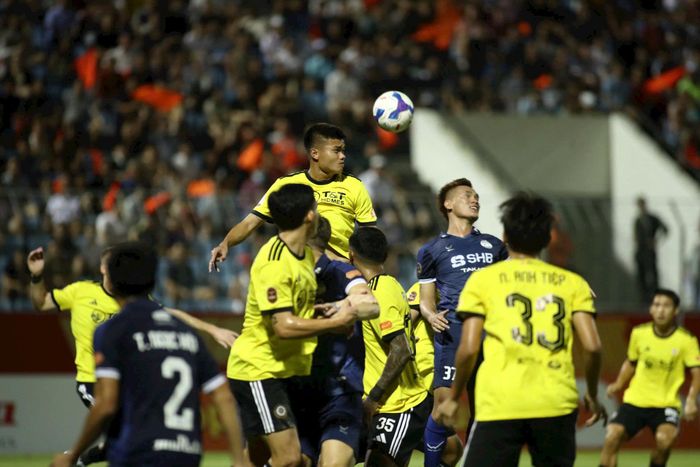 Hà Nội FC (áo vàng) đã để thua đối thủ được đánh giá yếu hơn. Ảnh: VPF
