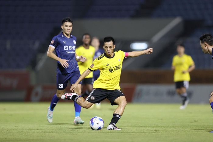 Hà Nội FC (áo vàng) không thể nối dài mạch thắng trước SHB Đà Nẵng. Ảnh: PVF