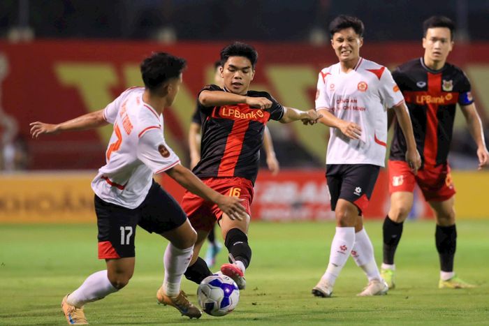 Pha tranh bóng quyết liệt của cầu thủ hai đội. Ảnh: VPF