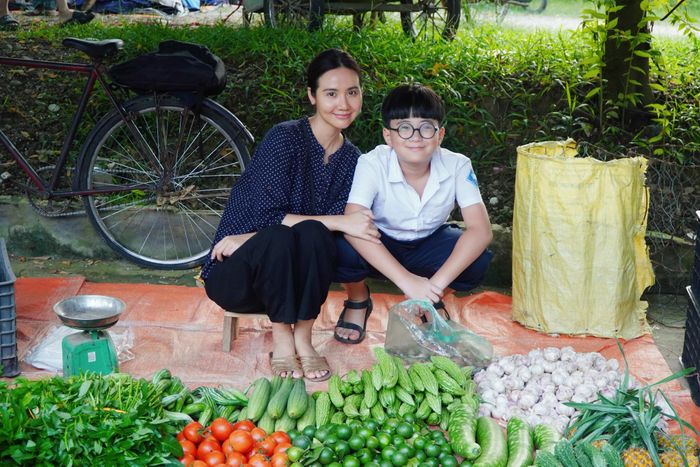 Sau ly hôn, Hạnh vất vả mưu sinh để nuôi con với công việc bán rau. Ảnh VTV