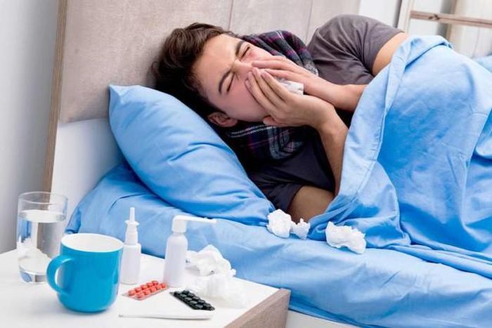 Bệnh nhân cần thường xuyên súc miệng với nước muối sinh lý. Cần kịp thời đưa người bệnh đến cơ sở y tế nếu xuất hiện một số triệu chứng như sốt kéo dài, đau đầu nghiêm trọng, đau tức ngực, nôn nhiều...