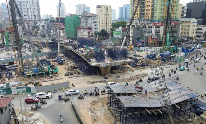 Nhằm giải tỏa áp lực ùn tắc cho các nút giao huyết mạch của Thủ đô, các nhà thầu đang huy động tối đa nhân lực, máy móc để đẩy nhanh tiến độ thi công hai cầu vượt tại nút giao Láng Hạ - Giảng Võ và Nguyễn Chí Thanh, hướng tới mục tiêu cán đích trước ngày 31/12/2026. Ảnh: Tuấn Anh