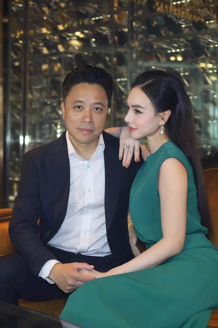 Đinh Ngọc Diệp cho biết cô đã có 6 bộ phim hợp tác với chồng. Trong mối quan hệ ấy, nữ diễn viên chủ động hỗ trợ Victor Vũ, đồng thời dành cho anh quyền quyết định trong những vấn đề thuộc chuyên môn đạo diễn. Sự phân chia vai trò rõ ràng giúp cả hai duy trì được sự ăn ý mà không làm mất đi ranh giới cần thiết giữa công việc và đời sống riêng.