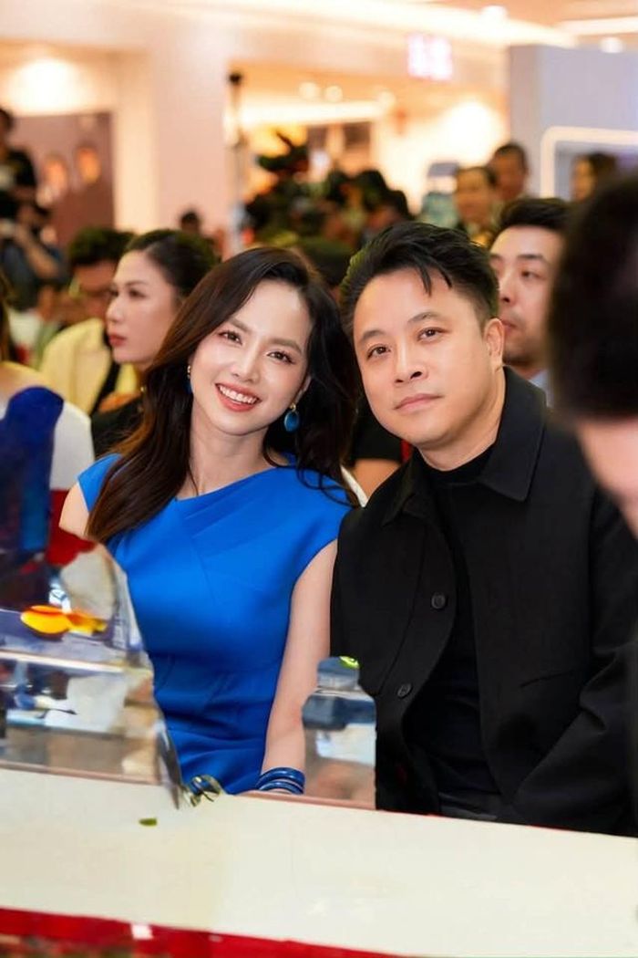 Theo nữ diễn viên, vợ chồng cô có thể hiểu ý nhau chỉ sau một vài câu trao đổi. Trong khi Victor Vũ tập trung phát triển ý tưởng và sáng tạo, cô đảm nhiệm việc lên kế hoạch, dự trù ngân sách, phân bổ nguồn lực và xây dựng chiến lược truyền thông. Trước những quyết định quan trọng, cô vẫn tham khảo ý kiến của chồng.