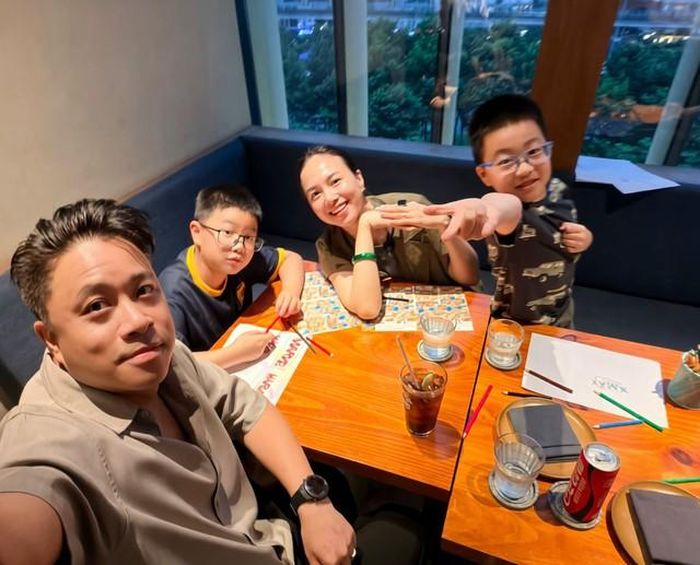 Ngoài sự đồng hành trong công việc, sau 10 năm kết hôn, Victor Vũ và Đinh Ngọc Diệp có cuộc sống gia đình bên 2 con trai. Nếu trong công việc, họ tìm được tiếng nói chung qua những dự án điện ảnh, thì khi trở về nhà, cả hai tiếp tục học cách dung hòa tính cách để cùng nuôi dạy con. Đinh Ngọc Diệp thừa nhận cô là người nghiêm khắc hơn, trong khi Victor Vũ mềm mỏng với các con. Tuy nhiên, khi dạy con, hai vợ chồng luôn cố gắng thống nhất quan điểm, tránh để các bé rơi vào tình huống bố mẹ bất đồng. Nữ diễn viên cũng không đặt kỳ vọng các con phải nối nghiệp nghệ thuật của bố mẹ. Theo cô, điều quan trọng không phải là con trở thành người nổi tiếng hay đạt được thành tích lớn, mà là sống tử tế, có công việc đủ nuôi sống bản thân và biết tìm kiếm hạnh phúc.