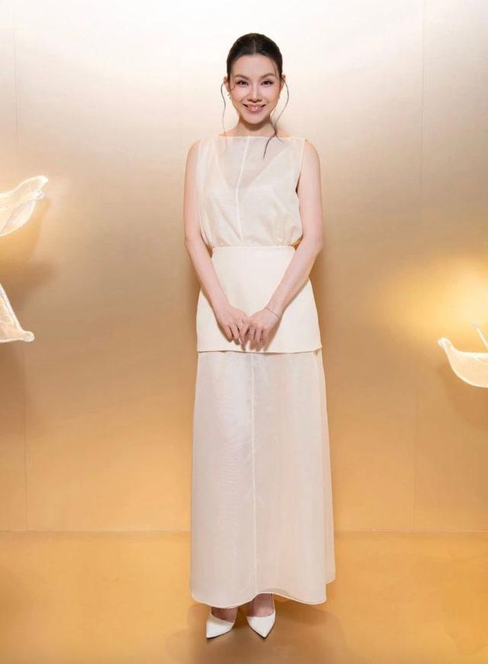Thùy Lâm được khen "đẹp không tuổi".