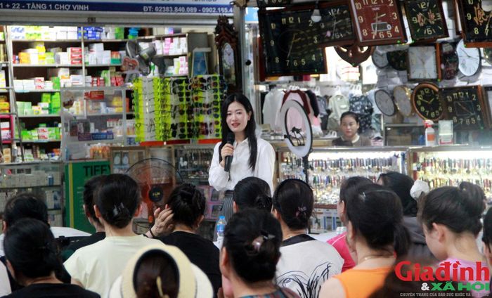  Chuyên gia thương mại điện tử chia sẻ kinh nghiệm kinh doanh trên nền tảng số với tiểu thương chợ Vinh. Ảnh: Song Hoàng