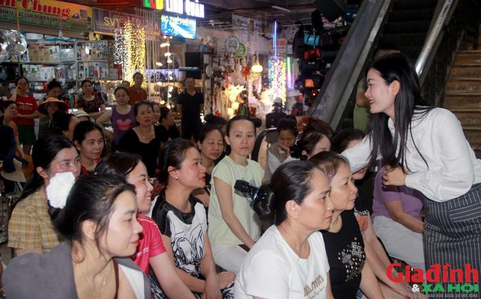 Chuyên gia thương mại điện tử hướng dẫn tiểu thương chợ Vinh kỹ năng bán hàng online. Ảnh: Song Hoàng