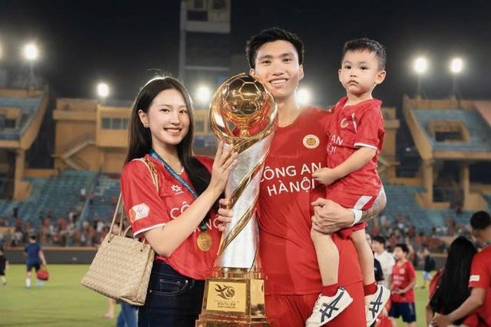 Gia đình nhỏ của Đoàn Văn Hậu - Doãn Hải My.