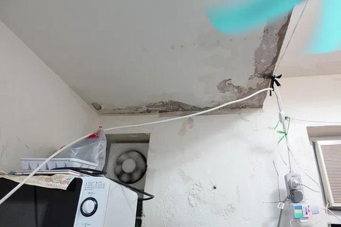 Tường và trần căn hộ của bà Ng xuất hiện nhiều vết thấm nước. (Ảnh: Tai Hing Shing)