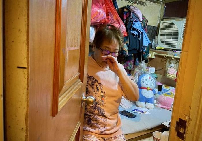Cánh cửa chỉ có thể mở một phần trong căn buồng chật hẹp của bà Coco Au, 71 tuổi, tại Mong Kok, Hong Kong. (Ảnh: Raquel Carvalho).