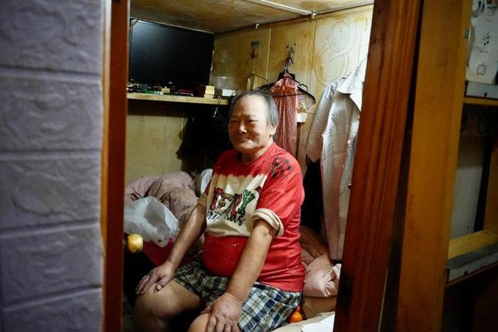 Ông Leung Chung Leung, 74 tuổi, đã sống trong căn buồng dạng lồng gần một thập kỷ. (Ảnh: Raquel Carvalho)