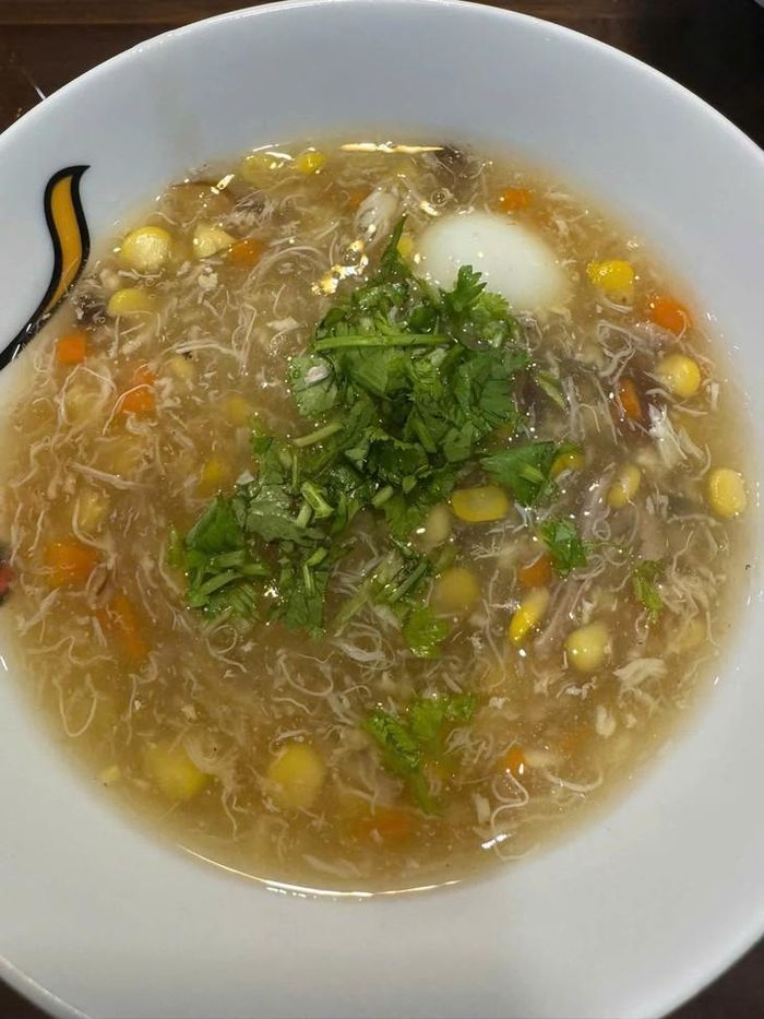 Súp gà ấm có thể giúp làm dịu cổ họng, bổ sung chất lỏng và cung cấp protein giúp người bệnh cúm A nhanh hồi phục. Ảnh Vũ Thủy.