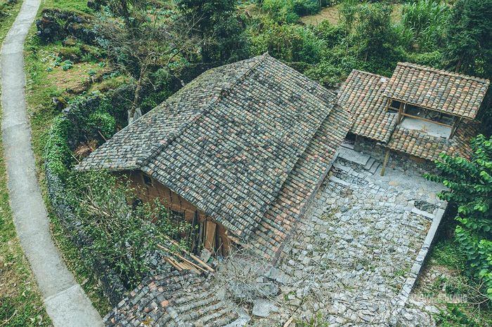 Mái ngói âm dương cũ kỹ và khoảng sân lát đá lưu giữ dấu ấn thời gian ở Sảo Há. Ảnh: V. Mừng