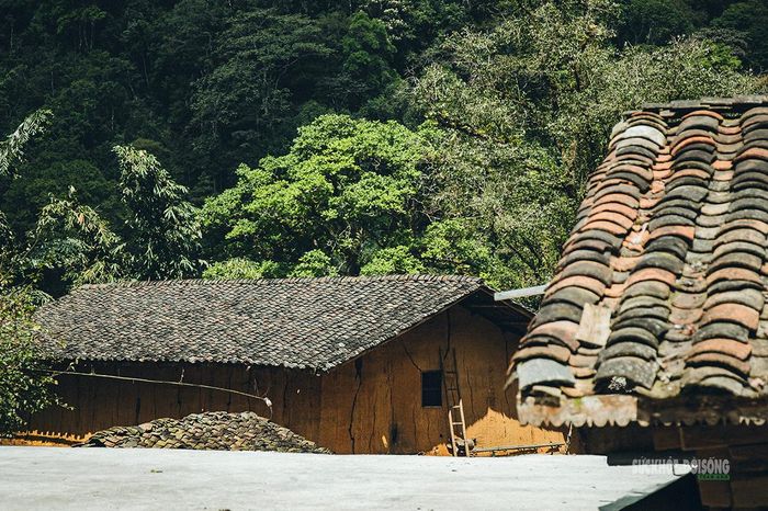 Nhà trình tường lợp ngói âm dương là nét kiến trúc đặc trưng của người Mông vùng cao. Ảnh: V. Mừng