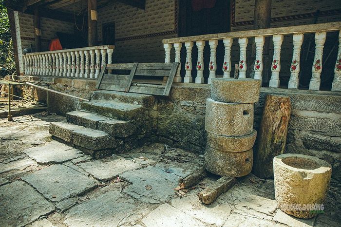 Bậc đá, cối đá và vật dụng cũ trước hiên nhà. Ảnh: V. Mừng