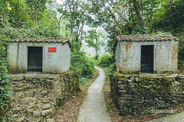 Hai ngôi miếu nằm hai bên lối đi. Ảnh: V. Mừng
