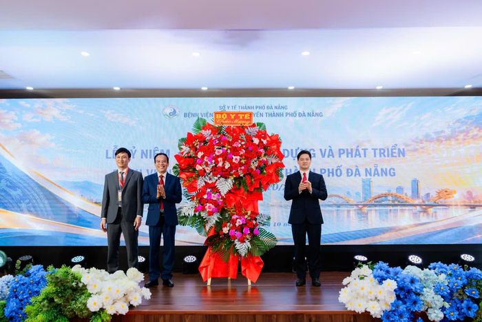 Thứ trưởng Thường trực Bộ Y tế, TS.BS Vũ Mạnh Hà tặng hoa chúc mừng của Bộ Y tế đến Bệnh viện. Ảnh: BVCC