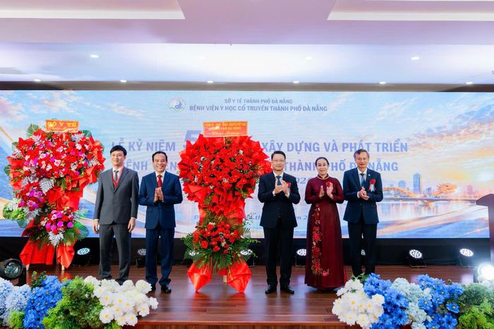 Lãnh đạo Thành phố Đà Nẵng tặng hoa chúc mừng Bệnh viện. Ảnh: BVCC