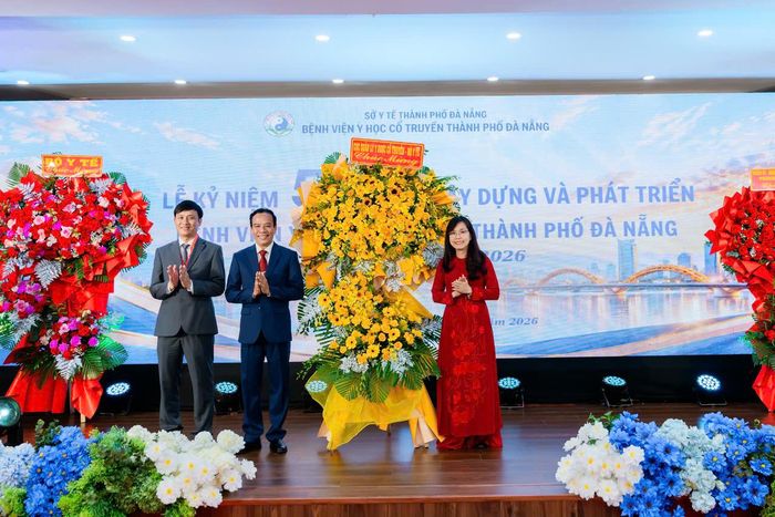 Cục trưởng Cục Quản lý Y Dược cổ truyền (Bộ Y tế) Trịnh Thị Diệu Thường tặng hoa chúc mừng Bệnh viện. Ảnh: BVCC