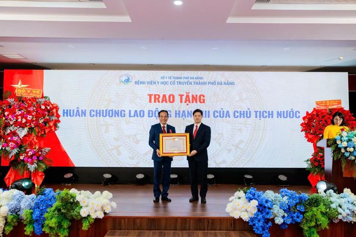 Thừa ủy quyền Chủ tịch nước, Thứ trưởng Thường trực Bộ Y tế Vũ Mạnh Hà trao Huân chương Lao động cho Giám đốc bệnh viện Y học cổ truyền Đà Nẵng Nguyễn Văn Ánh. Ảnh: BVCC