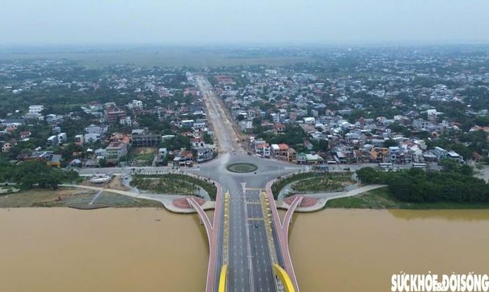 Dự án mở rộng đường Nguyễn Hoàng dài 1,08km, kết nối từ nút giao Lý Nam Đế đến nút giao phía bắc cầu Nguyễn Hoàng gồm 6 làn xe cùng dải phân cách giữa rộng 5m và vỉa hè hai bên rộng 8,5m. Dự án cũng xây dựng cầu An Ninh Hạ mới bắc qua sông Bạch Yến, thay thế cầu hiện hữu với chiều dài 56,9m, rộng 43m. (Ảnh chụp giữa tháng 9/2026).