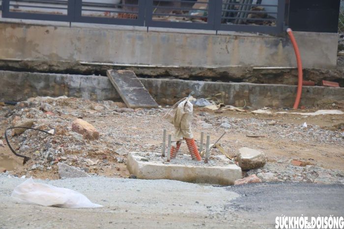 Chủ đầu tư nhiều lần tổ chức họp, đôn đốc các nhà thầu đẩy nhanh tiến độ, đồng thời ban hành các quyết định xử phạt vi phạm hợp đồng. Ảnh: PV.