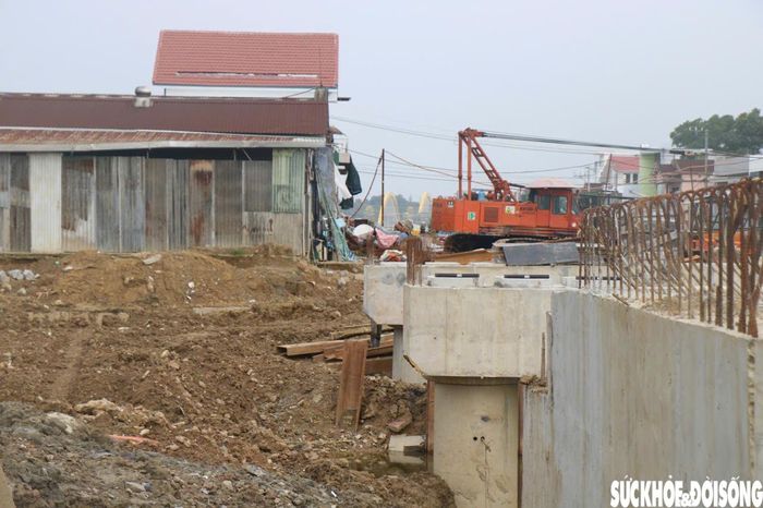 Ngày 19/10, ông Nguyễn Đình Quyền, Phó Giám đốc Ban Quản lý dự án Giao thông và Nông nghiệp TP Huế ký văn bản nhắc nhở lần 1 đối với liên danh nhà thầu về việc chậm tiến độ thi công gói thầu xây lắp đường Nguyễn Hoàng. Ảnh: PV.
