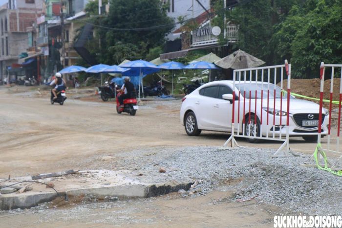Theo văn bản, Công ty CP Tập đoàn Thắng Lợi chậm 25 ngày ở hạng mục mố M2 trái tuyến, 15 ngày ở hạng mục lao lắp dầm phía phải tuyến và 15 ngày ở hạng mục đổ bê tông vỉa hè. Ảnh: PV.