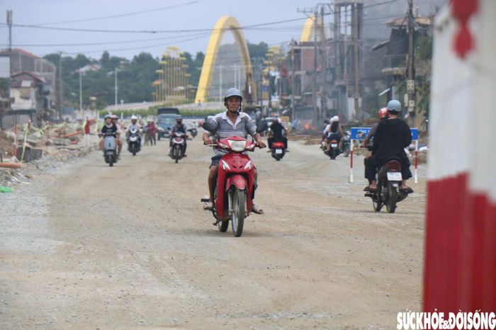 Theo ghi nhận những ngày giữa tháng 10, các nhà thầu đang huy động nhân công, máy móc khẩn trương thi công, tuy nhiên nhiều hạng mục trên công trường vẫn đang trong tình trạng ngổn ngang. Ảnh: PV.
