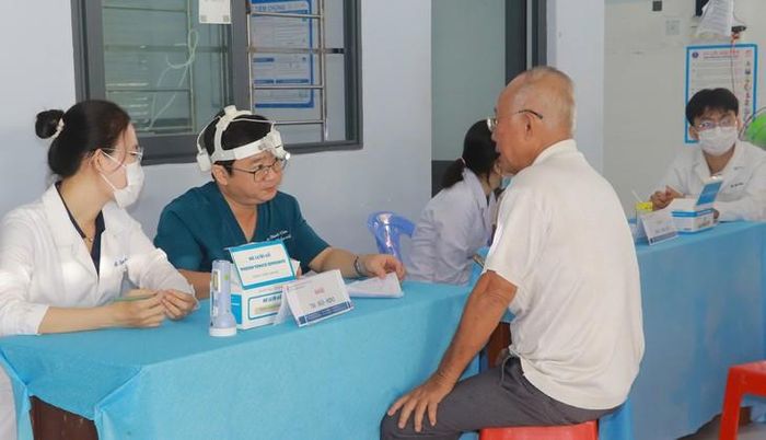 Người dân xã Trần Đê được các bác sĩ BVĐK TP Cần Thơ khám, tư vấn sức khỏe. Ảnh: Lợi Linh.