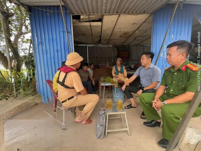Lực lượng chức năng lập biên bản vi phạm hành chính đối với các cá nhân liên quan. Ảnh: CAHP