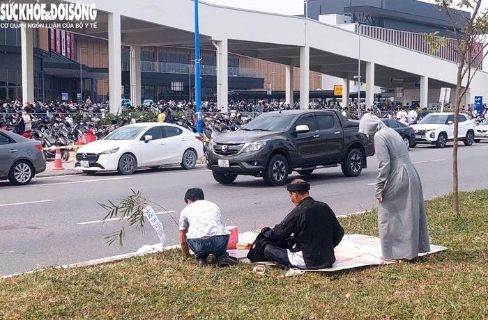 Gia đình nạn nhân có mặt tại khu vực xảy ra vụ việc làm lễ. Ảnh: Đ.Tùy.
