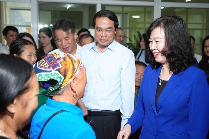 Bộ trưởng Y tế Đào Hồng Lan và lãnh đạo tỉnh Thái Nguyên thăm hỏi, động viên người dân. Ảnh: H.T.
