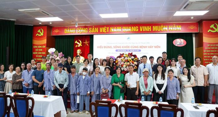 Chương trình hưởng ứng Ngày Vảy nến thế giới với chủ đề "Hiểu đúng, sống khỏe cùng bệnh vảy nến". Ảnh: Xuân Phương.