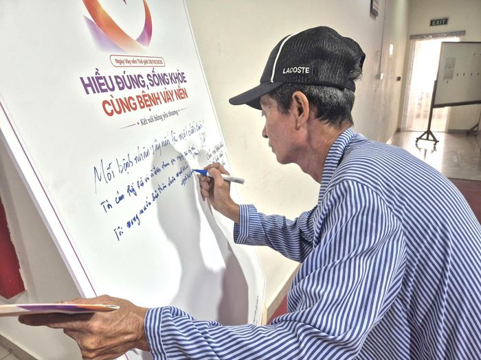 Bệnh nhân vảy nến cùng chia sẻ thông điệp sống khỏe với căn bệnh này. Ảnh: D.Hải