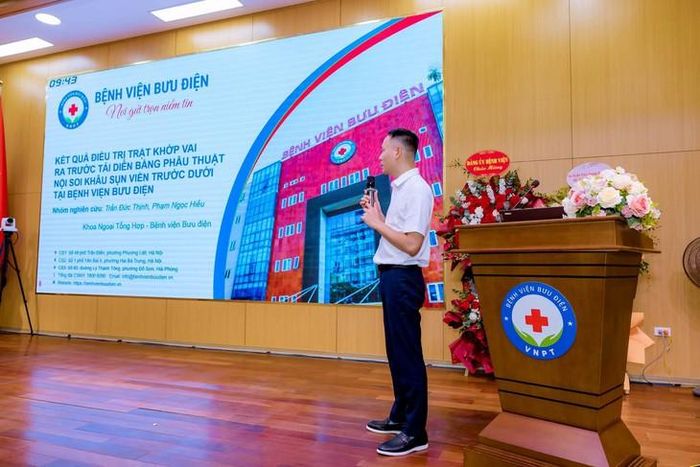 BS Thịnh chia sẻ kết quả nghiên cứu về điều trị trật khớp vai. Ảnh: Kim Quy