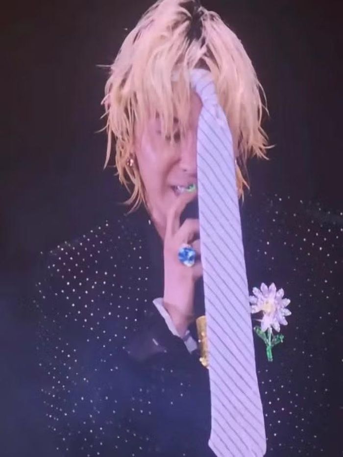 G-Dragon quấn luôn cà vạt lên đầu theo style "ông chú đi nhậu" của Hàn Quốc, fan đùa vui kiểu "sử dụng nhan sắc" này có khi sắp thành xu hướng mới.(nguồn: _anni3_me)
