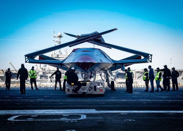 UAV MQ-25A Stingray có khả năng mang theo tối đa 7.200 kg nhiên liệu cho quãng đường lên đến 500 hải lý, tức là đủ sức tiếp dầu cho 2 hoặc 3 chiến đấu cơ F/A-18E/F Super Hornet trong suốt chuyến bay.