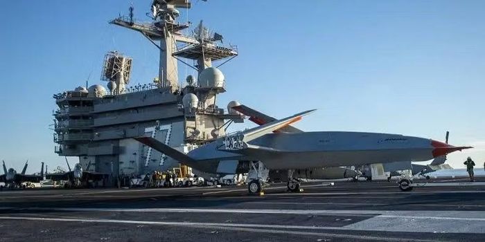 Khi thực hiện kết nối, chiếc máy bay không người lái đang ở cơ sở thử nghiệm của Tập đoàn Boeing tại Mascoutah, bang Illinois - trong khi tàu sân bay USS Ronald Reagan đang ở ngoài khơi Thái Bình Dương.