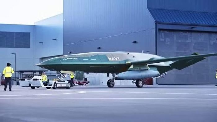 UAV MQ-25A Stingray sẽ cung cấp cho phi đội không quân trên tàu sân bay khả năng tiếp nhiên liệu giữa không trung, cho phép nhiều tiêm kích F/A-18E/F tập trung vào nhiệm vụ tấn công và tăng tầm hoạt động của phi đội.